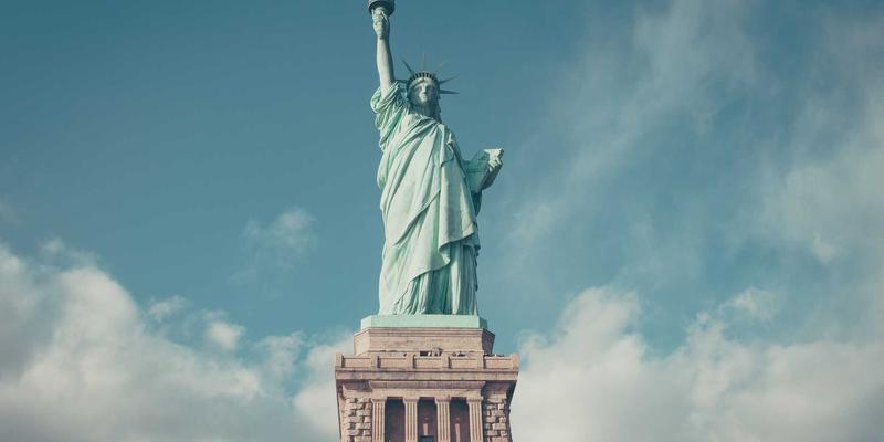 爱百美10：重新定义美妆护肤新标准，科技与自然的完美融合