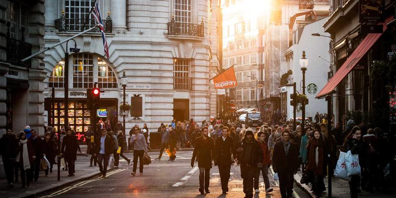 爱百美43：专业彩妆选购指南与美容新趋势解析